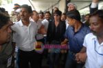 Shahrukh Khan return to Mumbai Airport on 18th Aug 2009 (20).JPG